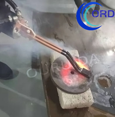 Καλή τιμή Γρήγορο και ακριβές αυτόματο εξοπλισμό αναψύκωσης με επαγωγή για σύνολα σφραγίδων μετάλλου σε απευθείας σύνδεση