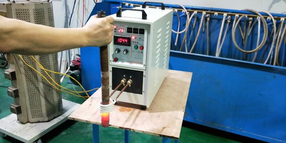 60KW γρήγορη συγκολλώντας μηχανή επαγωγής για το διανομέα θερμότητας και τον ανταλλάκτη θερμότητας Alumininum